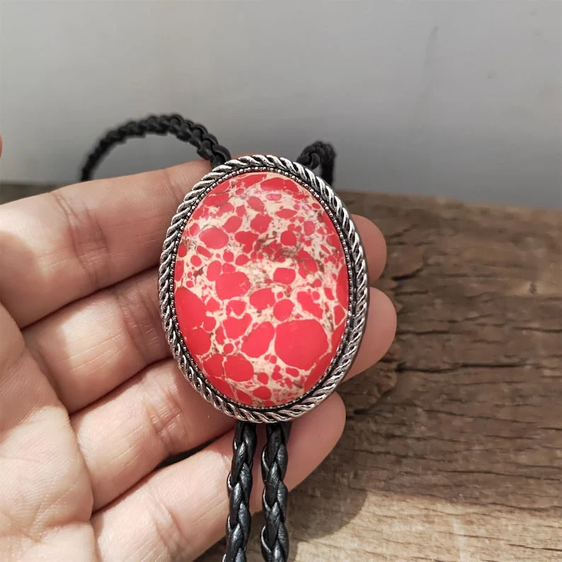 Bolo Tie Style Guide: Popularity in the USA, Canada, UK, and Australia 3 Bolo Tie